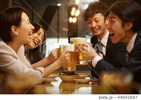 お酒を飲む社会人 お酒を飲む社会人 44042687