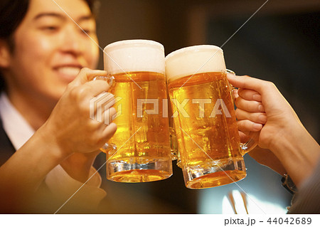 お酒を飲む社会人 44042689