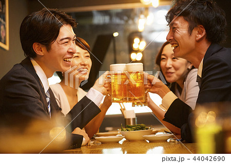 お酒を飲む社会人 44042690