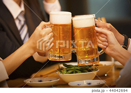 お酒を飲む社会人 お酒を飲む社会人 44042694