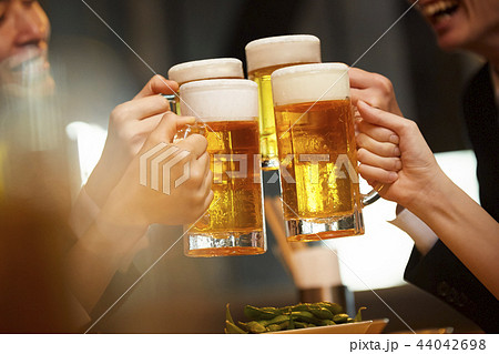 お酒を飲む社会人 44042698