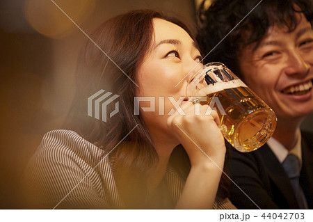 お酒を飲む社会人 44042703