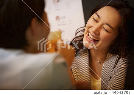 お酒を飲む社会人 お酒を飲む社会人 44042705