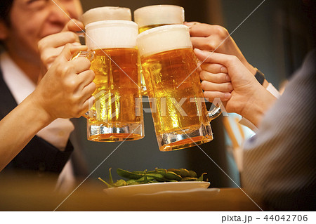 お酒を飲む社会人 お酒を飲む社会人 44042706