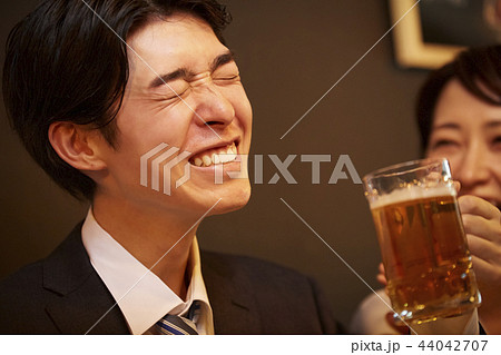 お酒を飲む社会人 44042707