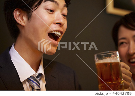 お酒を飲む社会人 お酒を飲む社会人 44042709