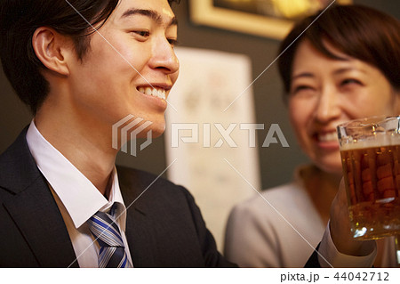 お酒を飲む社会人 44042712
