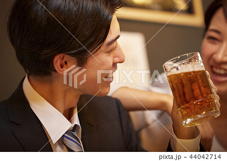 お酒を飲む社会人 44042714