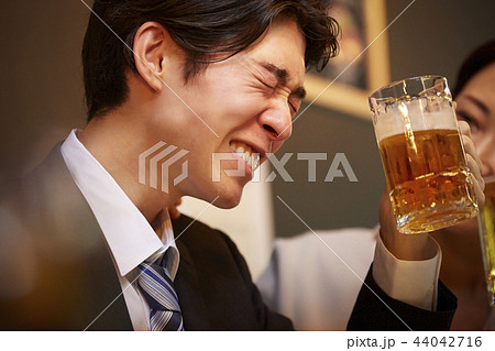 お酒を飲む社会人 44042716