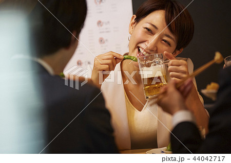 お酒を飲む社会人 44042717