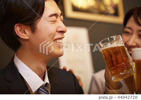 お酒を飲む社会人 44042720