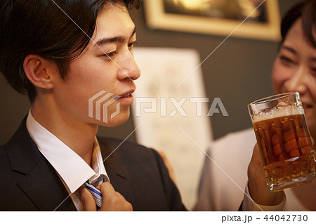 お酒を飲む社会人 44042730