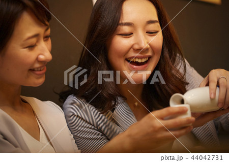 お酒を飲む社会人 44042731