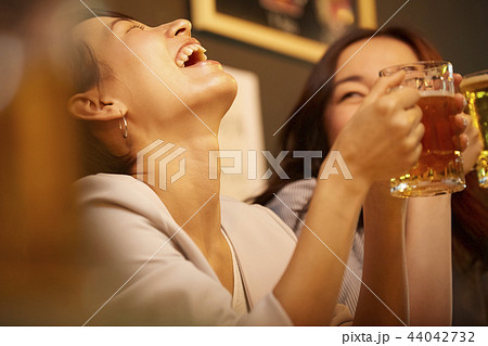 お酒を飲む社会人 44042732