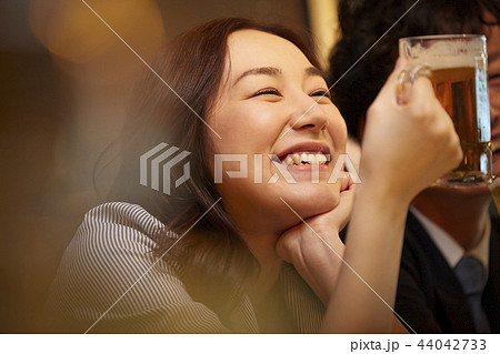 お酒を飲む社会人 44042733