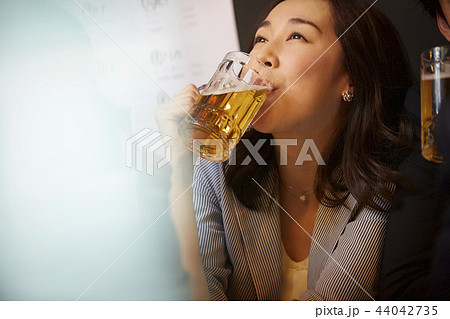 お酒を飲む社会人 44042735