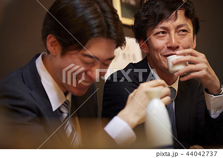 お酒を飲む社会人 44042737