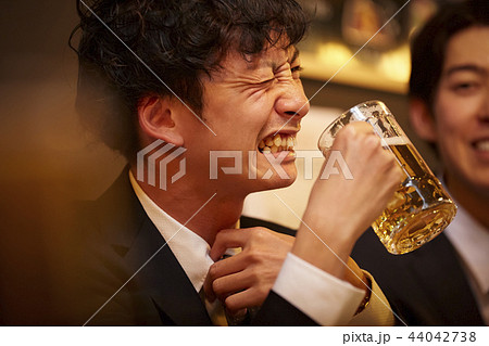 お酒を飲む社会人 44042738