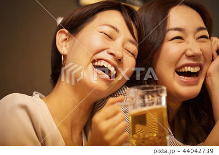 お酒を飲む社会人 44042739