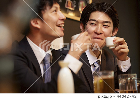 お酒を飲む社会人 44042745