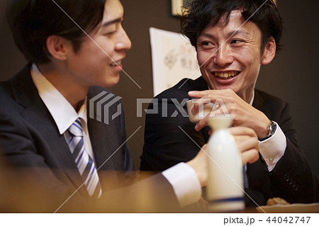 お酒を飲む社会人 44042747