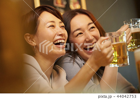 お酒を飲む社会人 お酒を飲む社会人 44042753