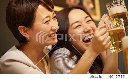お酒を飲む社会人 お酒を飲む社会人 44042756