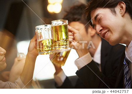 お酒を飲む社会人 44042757