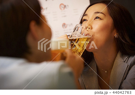 お酒を飲む社会人 44042763