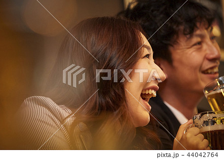 お酒を飲む社会人 44042764