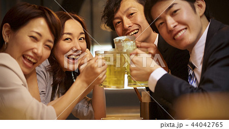 お酒を飲む社会人 お酒を飲む社会人 44042765