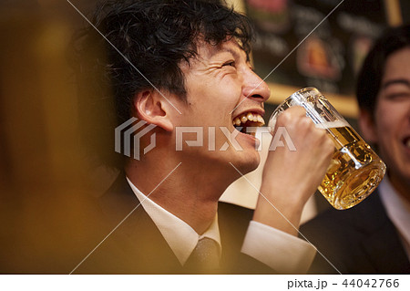 お酒を飲む社会人 お酒を飲む社会人 44042766