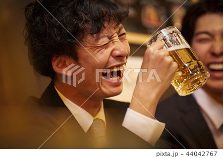 お酒を飲む社会人 44042767