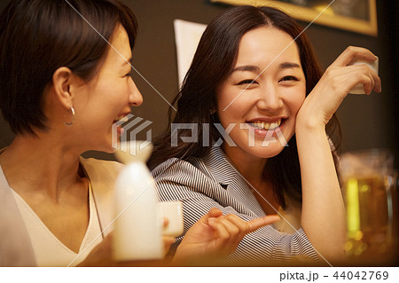 お酒を飲む社会人 44042769