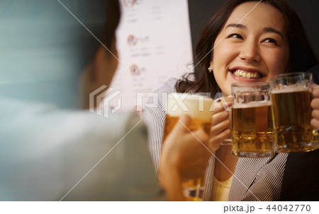 お酒を飲む社会人 44042770