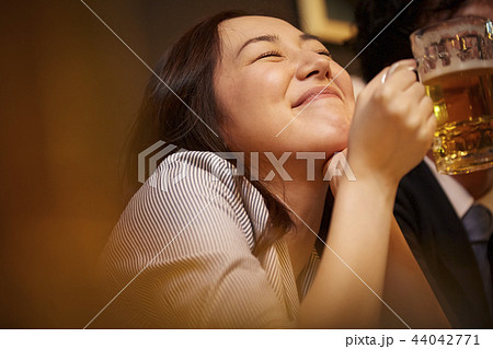 お酒を飲む社会人 お酒を飲む社会人 44042771