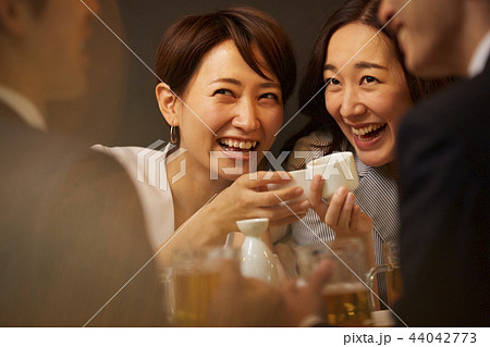 お酒を飲む社会人 お酒を飲む社会人 44042773