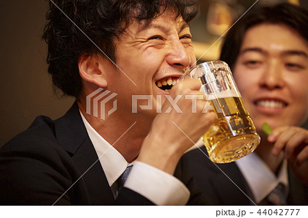 お酒を飲む社会人 44042777