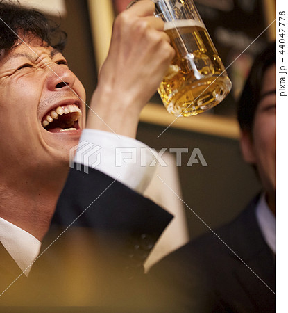 お酒を飲む社会人 お酒を飲む社会人 44042778