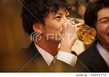 お酒を飲む社会人 44042779