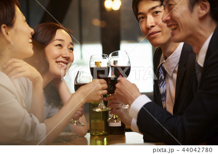 お酒を飲む社会人 お酒を飲む社会人 44042780