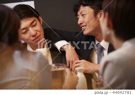 お酒を飲む社会人 お酒を飲む社会人 44042781