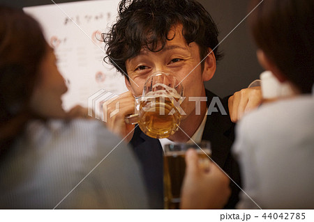 お酒を飲む社会人 44042785