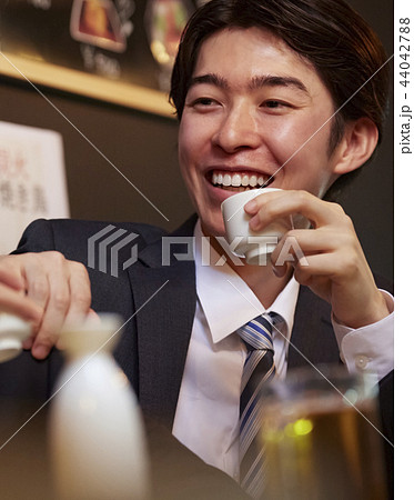 お酒を飲む社会人 44042788