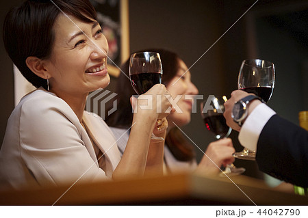お酒を飲む社会人 お酒を飲む社会人 44042790