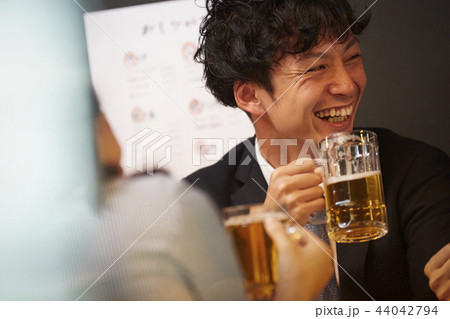 お酒を飲む社会人 44042794
