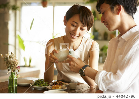 部屋でお酒を飲む男女 部屋でお酒を飲む男女 44042796
