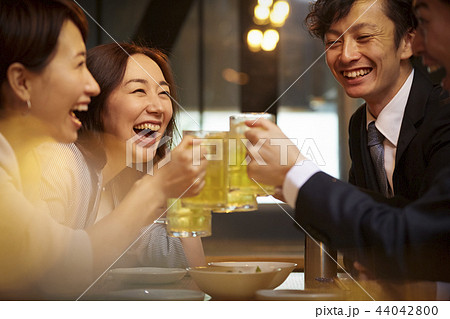 お酒を飲む社会人 44042800