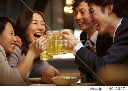 お酒を飲む社会人 お酒を飲む社会人 44042807