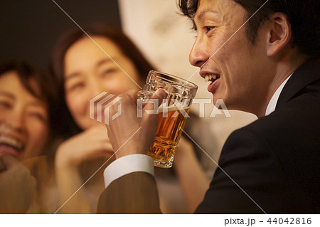 お酒を飲む社会人 お酒を飲む社会人 44042816